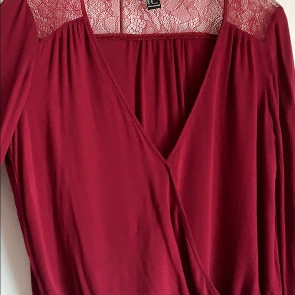 Maroon blouse with lace shoulder - Picture 2 of 2